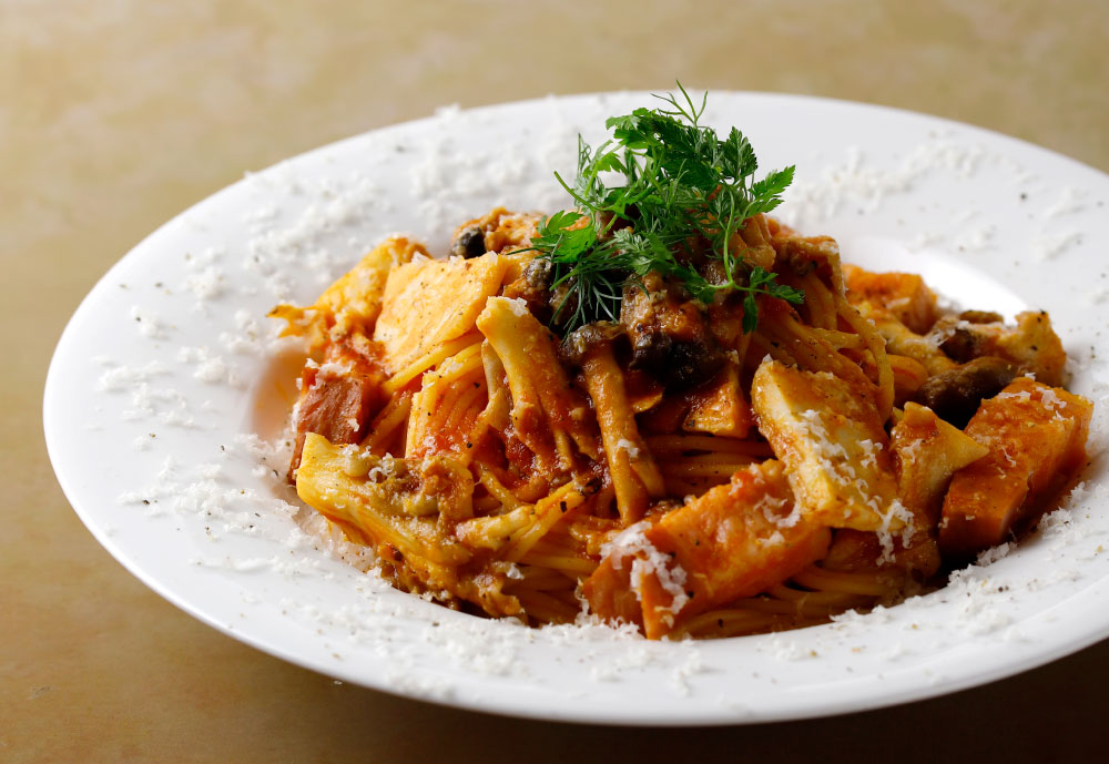 パンチェッタとキノコのトマトソース