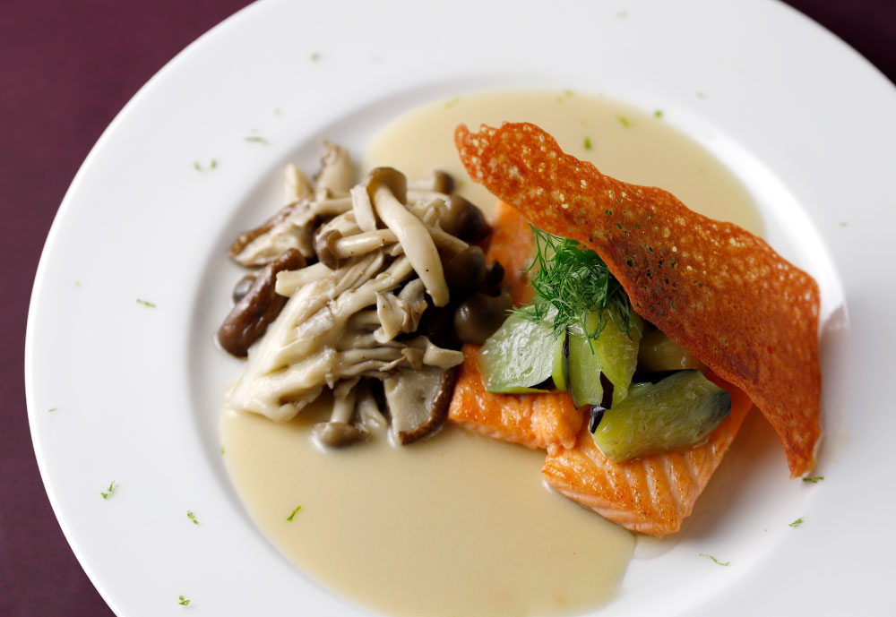 サーモンのポワレ　すだち風味のヴァンブランソース